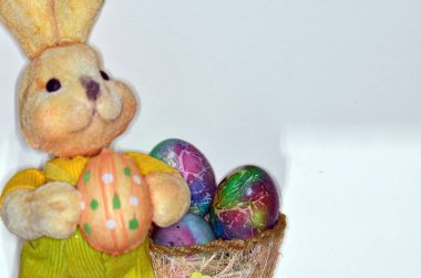 Paskalya bayramını kutlamak için Paskalya tavşanı sepeti.