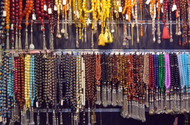 Şehir merkezindeki bir hediyelik eşya dükkanında çeşitli malzemeler ve farklı renkte boncuklar üretilmiş..