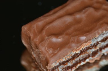 Siyah arka planda izole edilmiş çikolatalı gofret kesiği..