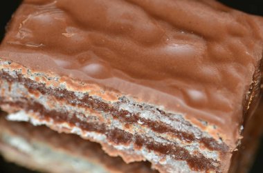 Siyah arka planda izole edilmiş çikolatalı gofret kesiği..