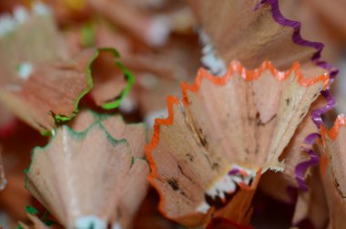 Tahta renkli kalemler, talaş makro atış..