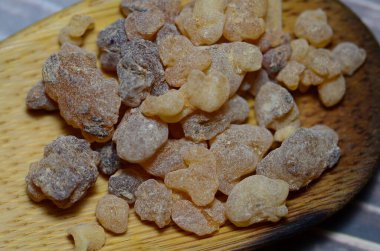 Bir makro tütsü. Ağaçlardan elde edilen tütsü ve parfümlerde kullanılan aromatik bir reçine..