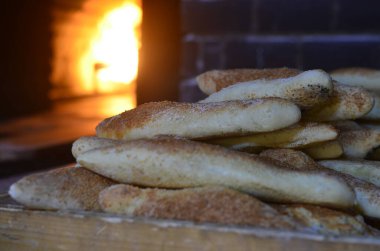 Akdeniz 'deki en ikonik kahvaltılardan biri. Amman şehir merkezindeki yerel bir odun ocağında Yunan susamlı ekmeğinin yakın plan çekimi..