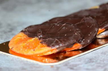 Siyah çikolataya batırılmış şekerli portakallar. Sağlıklı bir atıştırmalık şeker arzunuzu dizginler..