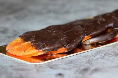 Siyah çikolataya batırılmış şekerli portakallar. Sağlıklı bir atıştırmalık şeker arzunuzu dizginler..