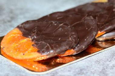 Siyah çikolataya batırılmış şekerli portakallar. Sağlıklı bir atıştırmalık şeker arzunuzu dizginler..