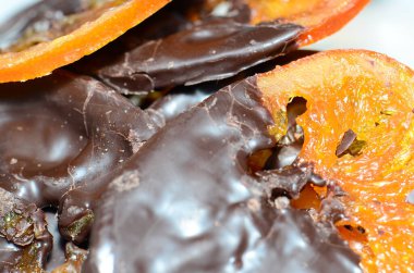 Siyah çikolataya batırılmış şekerli portakallar. Sağlıklı bir atıştırmalık şeker arzunuzu dizginler..