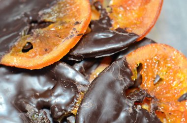 Siyah çikolataya batırılmış şekerli portakallar. Sağlıklı bir atıştırmalık şeker arzunuzu dizginler..