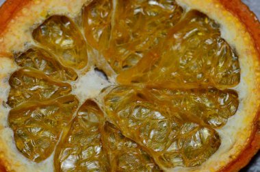 Gri bir arkaplanda izole edilmiş turuncu meyve dilimlerinin üst görüntüsü..