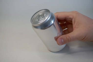 Beyaz arka planda el ele tutuşan gri teneke kutu