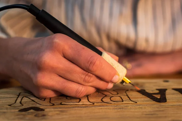 Kalemle yazılmış bir el - Ahşap yanıyor