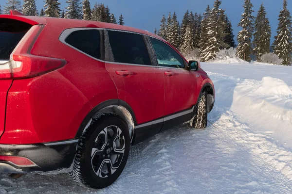 Dağlarda kırmızı bir araba.