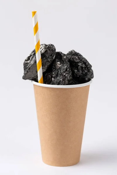 Картонна Екологічна Чашка Наповнена Вуглецевим Паливом Вигляді Вугілля — стокове фото