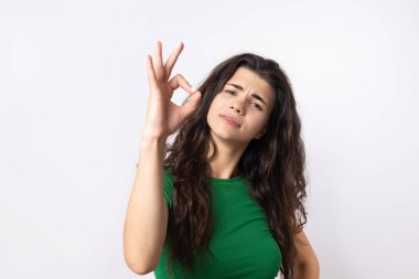 Gülümseyen kız el kol hareketi yapıyor.