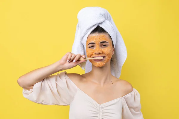 Seorang Gadis Muda Yang Lucu Dengan Masker Scrub Wajahnya Menyikat — Stok Foto