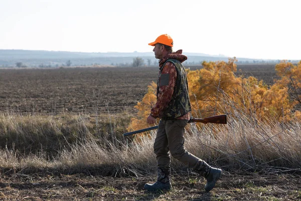 Mature Man Hunter Gun While Walking Field — Stock Fotó