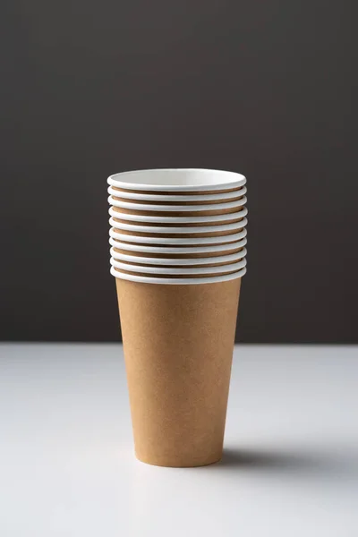 Одноразові Картонні Біорозкладні Чашки Білому Столі Сірий Фон — стокове фото