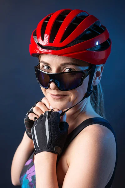 Uma Jovem Ciclista Usando Capacete Segurança Óculos Vestida Com Shorts — Fotografia de Stock