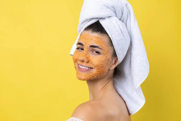 Pretty Young Girl Scrub Mask Her Face Poses Camera Smiles — Stok Foto