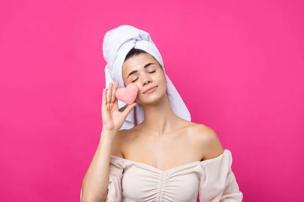 Beautiful Cheerful Attractive Girl Towel Her Head Holds Sponge Form — Foto Stock