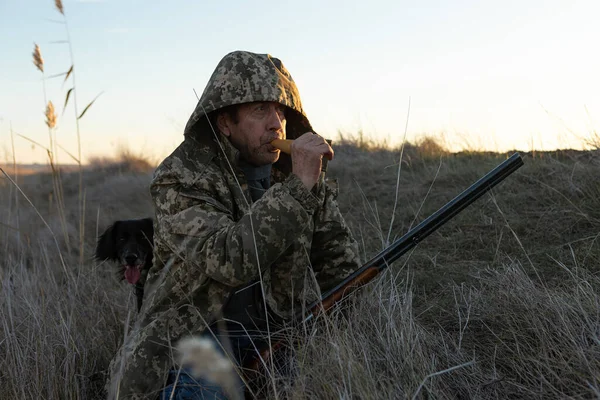 Mature Hunter Gun Lures Ducks Decoy While Sitting Reeds — Stock Fotó