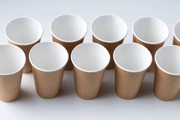 Одноразові Картонні Біорозкладні Чашки Білому Столі Сірий Фон — стокове фото
