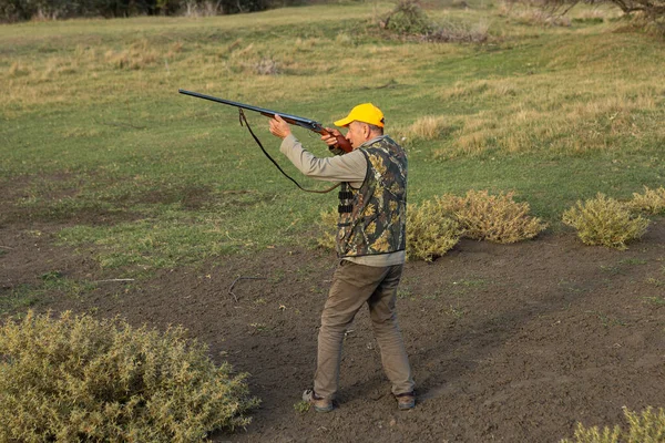 Hunter Aiming Rifle While Standing Sky — Stock Photo, Image