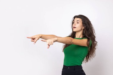 Tişörtlü, genç, mutlu, beyaz bir kadın.