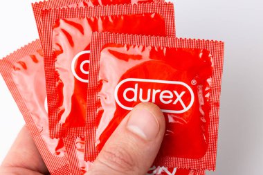 Durex marka kırmızı bir prezervatif paketi..