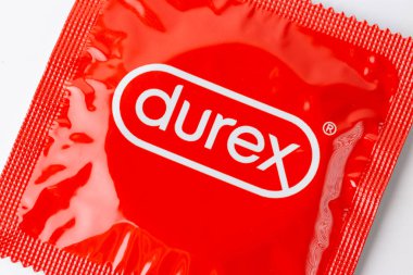 Durex marka kırmızı bir prezervatif paketi..