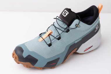 Salomon markasının yeni yürüyüş ayakkabıları, su geçirmez beyaz arka planda gore-tex zarı var..