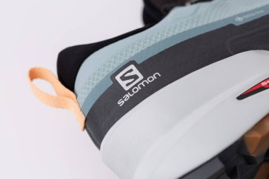 Salomon markasının yeni yürüyüş ayakkabıları, su geçirmez beyaz arka planda gore-tex zarı var..