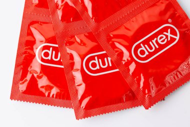 Durex marka kırmızı bir prezervatif paketi..