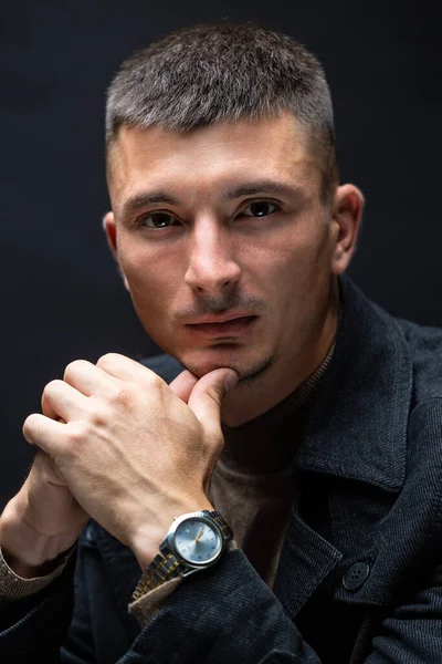 若いスタイリッシュな男 彼の手に腕時計付きのジャケットを着たビジネスマンの古典的な肖像画 — ストック写真