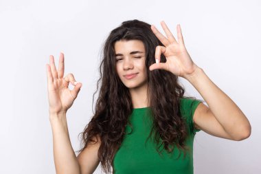 Gülümseyen kız el kol hareketi yapıyor.