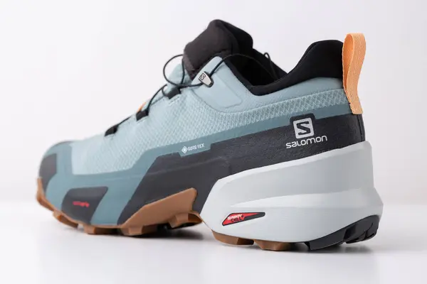 Salomon markasının yeni yürüyüş ayakkabıları, su geçirmez beyaz arka planda gore-tex zarı var..