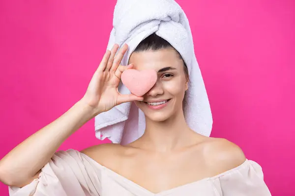 Beautiful Cheerful Attractive Girl Towel Her Head Holds Sponge Form — Foto Stock