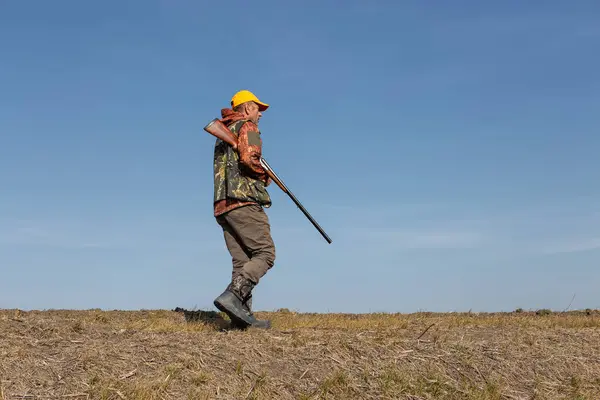 Mature Man Hunter Gun While Walking Field — Stok fotoğraf