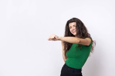 Mutlu genç kız sevinçle yumruğunu kaldırıyor! Başarılı zafer işaretleri..