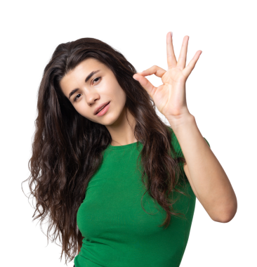 Gülümseyen kız el kol hareketi yapıyor.