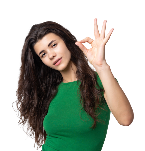 Gülümseyen kız el kol hareketi yapıyor.