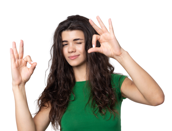 Gülümseyen kız el kol hareketi yapıyor.