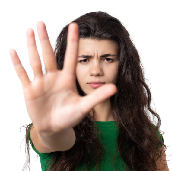 Avuç içi beyaz arka planda, dur hareketi gösteren ciddi bir genç kadının portresi.