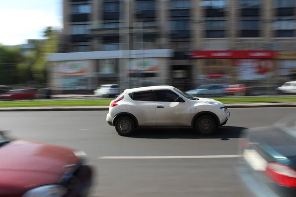 Fast driving: the grey car that is driving in the city
