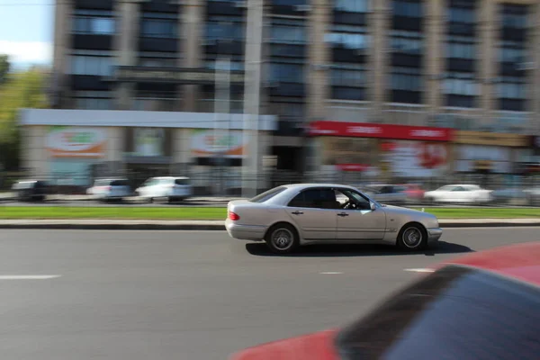 Fast driving: the grey car that is driving in the city