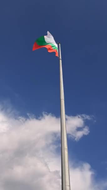 Wit Groen Rode Vlag Van Bulgarije Waait Wind Tegen Blauwe — Stockvideo