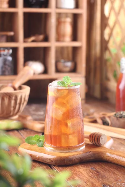 Чай Льодом Ятою Скляній Банці Дерев Яному Столі — стокове фото