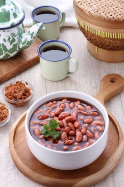 Tahta masada etli ve sebzeli çorba.