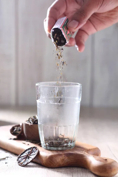 Наливаючи Воду Склянкою Чорного Чаю Чашкою Кави — стокове фото