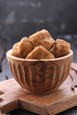 homemade crispy potato chips in bowl on wooden table